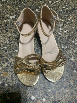 Sandalias doradas para niña