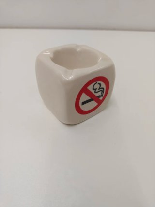 Cenicero de cerámica blanco