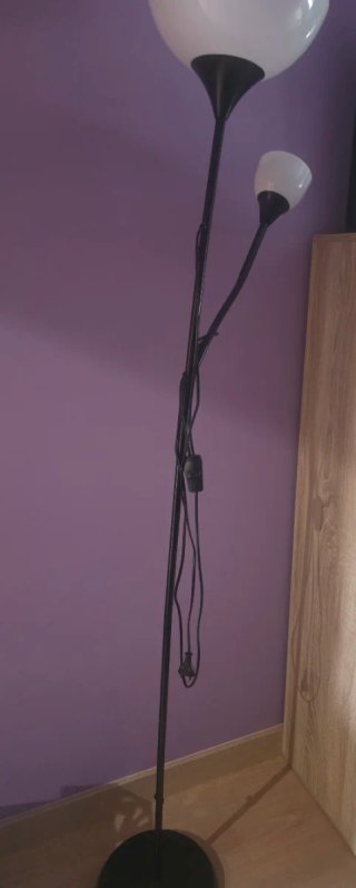 Lámpara de pie negra y blanca del Ikea