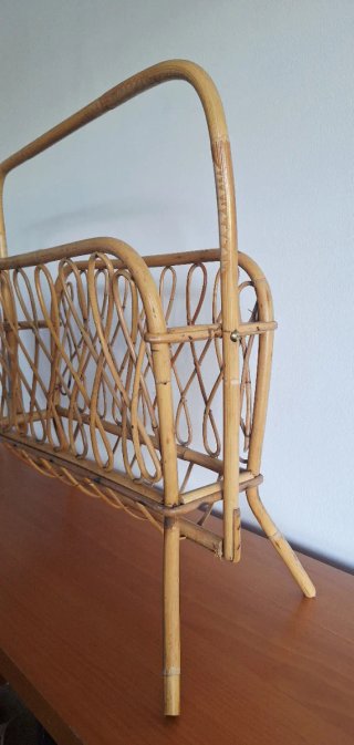 Revistero de ratán vintage