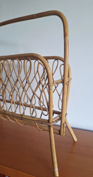 Revistero de ratán vintage
