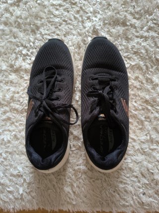 Zapatillas Skechers Negras y Doradas