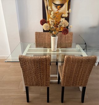 Mesa de comedor cristal y patas blancas
