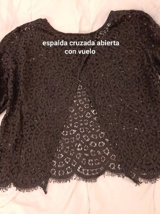 Blusa de encaje manga larga acampanada