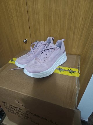 Deportivas rosas y blancas