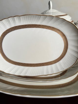 Vajilla de porcelana dorada y blanca