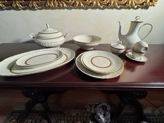 Vajilla de porcelana dorada y blanca