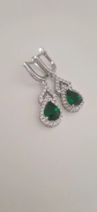 Pendientes plateados con esmeralda