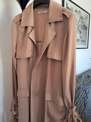 Gabardina NA-KD Beige Talla 32 equivale a una 34