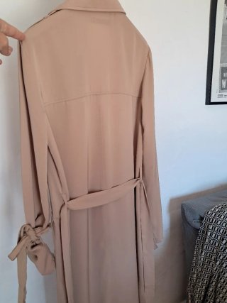 Gabardina NA-KD Beige Talla 32 equivale a una 34