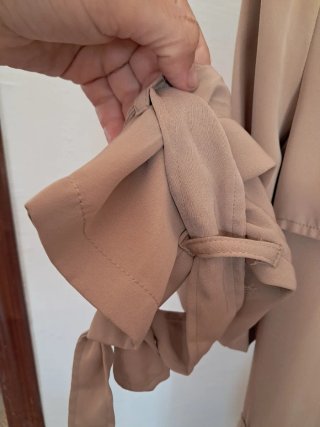 Gabardina NA-KD Beige Talla 32 equivale a una 34