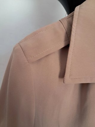Gabardina NA-KD Beige Talla 32 equivale a una 34