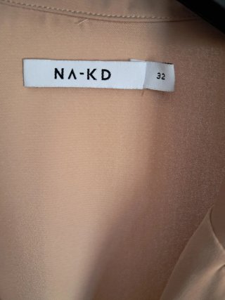 Gabardina NA-KD Beige Talla 32 equivale a una 34