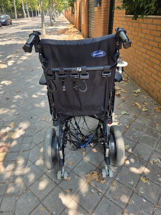 Silla de ruedas eléctrica de poco uso