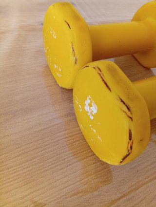 Coppia di manubri gialli da 2 kg