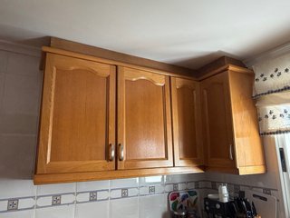 Cocina completa: fregadero, horno, encimera.