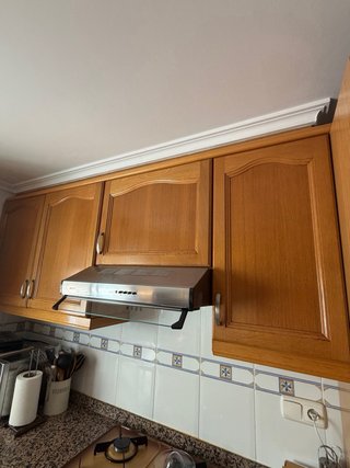 Cocina completa: fregadero, horno, encimera.