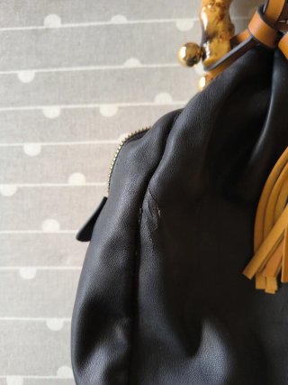 Bolso negro con asa de bambú