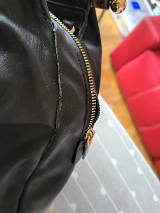 Bolso negro con asa de bambú