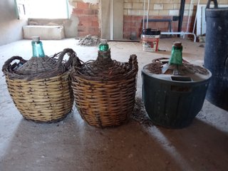 Garrafa antigua de vidrio con cestería
