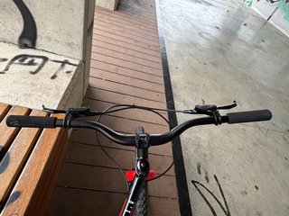 Bicicleta trial Clean (2 giorni di utilizzo) + abbigliamento bambino