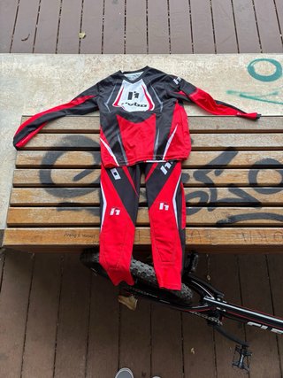 Bicicleta trial Clean (2 giorni di utilizzo) + abbigliamento bambino