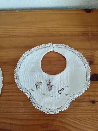 Punto de cruz vintage baberos