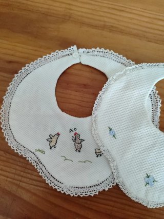 Punto de cruz vintage baberos