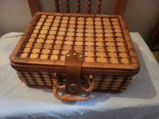 Cesta de picnic de mimbre con accesorios