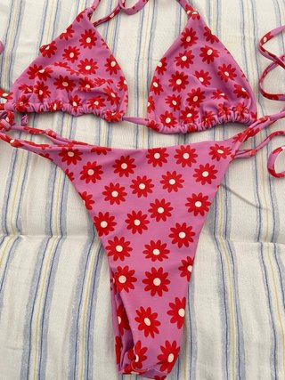 Conjunto bikini floral rosa y rojo