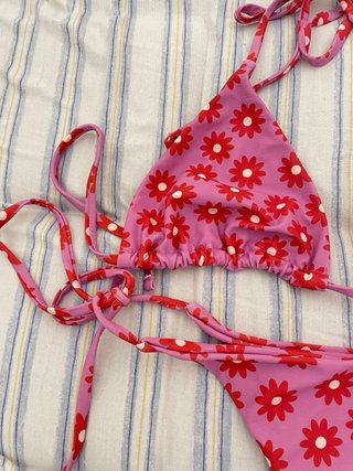 Conjunto bikini floral rosa y rojo