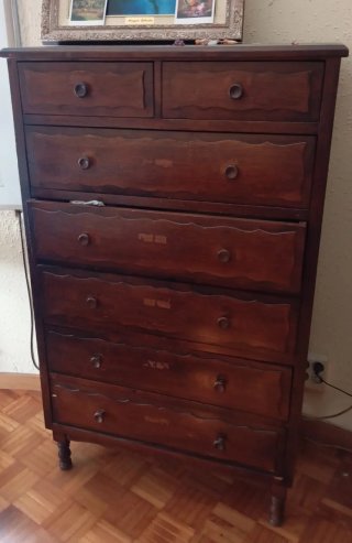 Cómoda de madera oscura