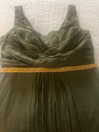 Vestido de fiesta verde oliva. Jesús del Pozo.