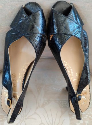Sandalias negras tacón slingback