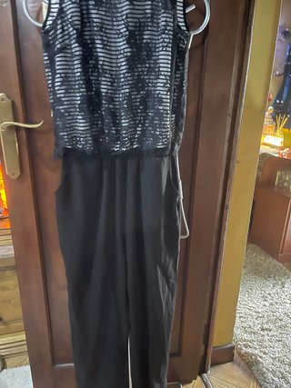 Mono negro con blusa de encaje