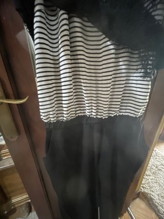 Mono negro con blusa de encaje