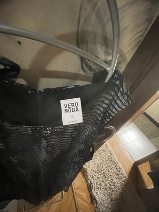 Mono negro con blusa de encaje