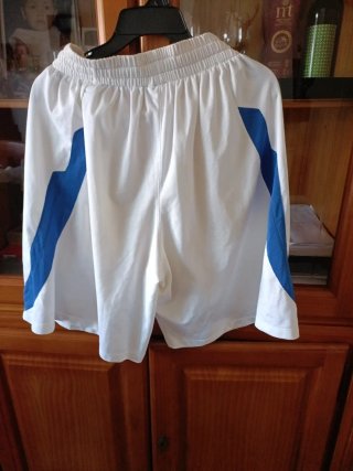 Bermuda Nike blanca con detalles azules