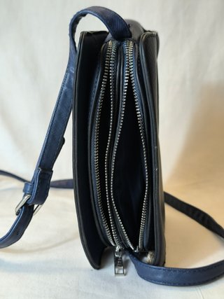 Bolso bandolera azul marino con rayas