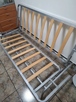 Sofá Cama Blanco con Cojines Amarillos