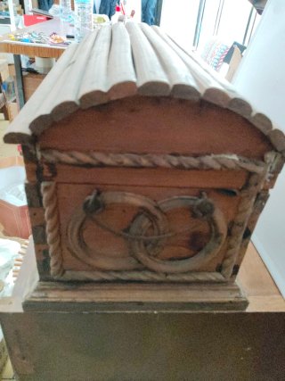 Baúl antiguo de madera decorado