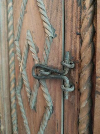 Baúl antiguo de madera decorado