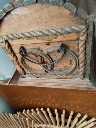 Baúl antiguo de madera decorado