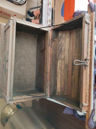 Baúl antiguo de madera decorado