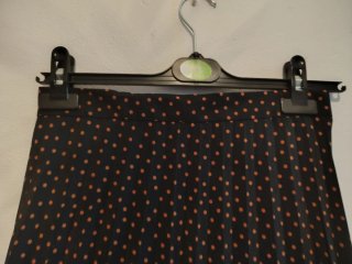 Falda plisada con lunares