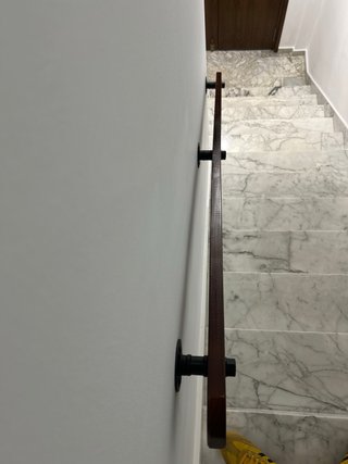 Pasamanos de madera con soportes de forja