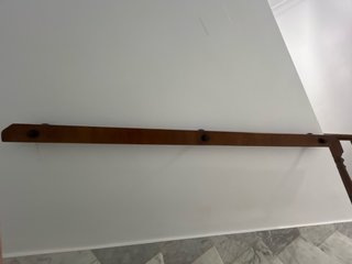 Pasamanos de madera con soportes de forja