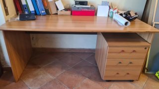 Scrivania con cassetti