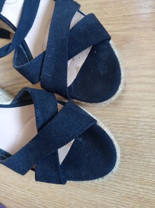 Sandalias cuña negras y beige