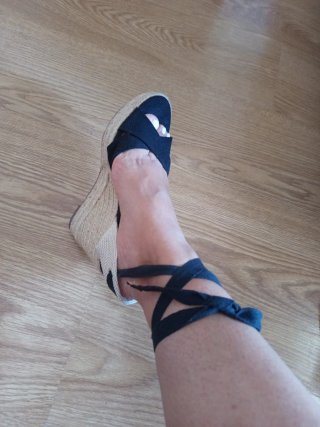 Sandalias cuña negras y beige